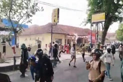 Massa Rusak Polsek Purwodadi dan Kantor DPRD Grobogan