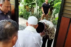 Sambut Kedatangan Abu Bakar Ba’asyir, Jokowi Bungkukkan Badan dan Cium Tangan