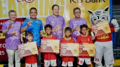 KB Bank Berikan Beasiswa Pendidikan Sepak Bola, Bekal untuk Generasi Muda Berdaya Saing