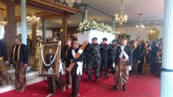 Prosesi Upacara Adat Warnai Pemberangkatan Jenazah Raja Keraton Solo PB XIII