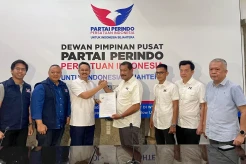 Perindo Serahkan SK...