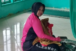 Penuh Haru, Bhayangkari Ini Menyusui Bayi yang Terpisah dari Ibu Kandungnya saat Banjir-Longsor di Tapanuli Selatan