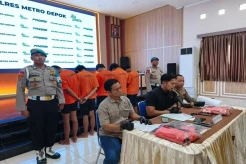 5 Warga Penganiaya 2...