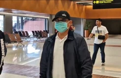 Penampakan Bupati Pati Sudewo Tiba di Bandara Soekarno-Hatta usai Terjaring OTT KPK