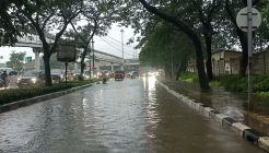 Jalan Suprapto Depan ITC Cempaka Mas Banjir, Jalur Lambat Ditutup