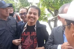 Roy Suryo Pakai Kaus Bertuliskan Raja Jawa saat Jadi Saksi Sidang Ijazah Jokowi di PN Surakarta