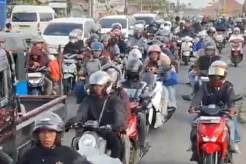 Ribuan Sepeda Motor Padati Jalur Arteri Karawang pada Arus Balik Lebaran Minggu Sore