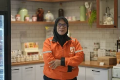 Kartini Masa Kini: Kisah Mpok Ati, Driver Pesan-Antar Makanan Online Bisa Kuliah di Usia 51 Tahun, Sambil Kuliahkan 2 Anaknya