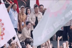 Momen Prabowo Lepas dan Lempar Bajunya untuk Buruh