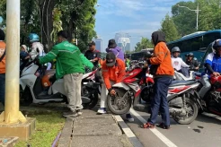 Macet Total di Jalan Medan Merdeka Selatan Imbas Aksi Hari Buruh, Pengendara Angkat Motor demi Putar Arah
