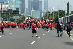 Penuhi Jalan Arteri, Ribuan Buruh Menggeruduk Depan Gedung DPR