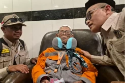 Digendong saat Tiba di Madinah, Jemaah Haji Tertua RI 103 Tahun Disambut Haru PPIH