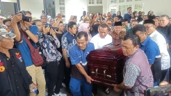 Diiringi Tahlil, Pimpinan BPK Usung Peti Jenazah Haerul Saleh