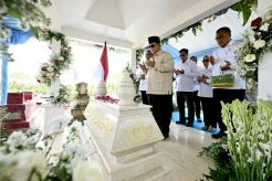 Momen Presiden Prabowo Ziarah dan Berdoa di Makam Marsinah