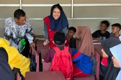 Maudy Ayunda Bangun Ruang Belajar Sementara untuk Anak-Anak Aceh Timur