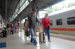 KA Jaka Tingkir dan KA Serayu Anjlok di Stasiun Pasar Senen, 6 Perjalanan Kereta Terlambat