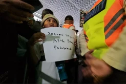 Mengharukan! Bocah 9 Tahun Bawa Poster untuk Ayah yang Pulang usai Ditawan Israel