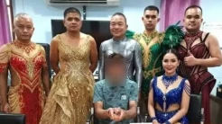 Demi Tangkap Bandar Narkoba, Para Anggota Polisi Rela Berpakaian Wanita dan Menari