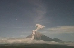Gunung Semeru Erupsi Malam Ini, Luncurkan Kolom Abu 2.000 Meter