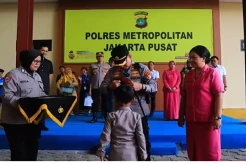 Beri Semangat Anak Pejuang Leukemia, Polres Jakpus Wujudkan Harapan Deni Jadi Polisi Cilik