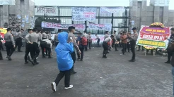 Mahasiswa BEM SI Kerakyatan Bubarkan Diri, Polisi Bersihkan Sampah di Depan Gedung DPR