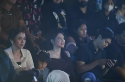 Davina Karamoy Curi Perhatian saat Nonton Ardhito Pramono Manggung di Musiczone Okezone