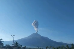 Gunung Lewotobi Laki-laki Erupsi Setinggi 1.000 Meter, Waspada Hujan Abu