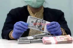Rupiah Kritis, Hari Ini Berakhir Ambruk ke Rp17.995 per Dolar AS