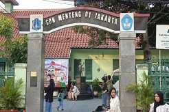 Hari Pertama Sekolah, Orang Tua Murid Setia Dampingi Anak di SDN Menteng 01