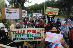 Warga Gelar Aksi Tolak PPDB Jalur Zonasi Berdasarkan Usia di Balai Kota Jakarta
