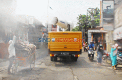 Armada Gunner Spray PMI Menyemprotkan Disinfektan ke Jalan