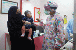 Pikat Pasien Anak, Dokter Memakai APD Bergambar Kartun