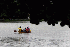 Tradisi Buang Sial Warga Keturunan Tionghoa di Sungai Cisadane