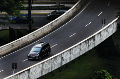 Penampakan Wuling Confero S Melintas di Ruas Jalan Jakarta