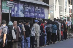 Antrean Panjang Penumpang KRL di Hari Pertama Kerja Tahun 2022