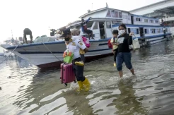 Banjir Rob Kembali Rendam Pelabuhan Kali Adem