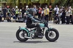 Tunggangi Kawasaki W175 Custom, Jokowi Cek Kesiapan MotoGP di Mandalika