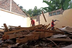Atap Gedung Sekolah MTs Nurul Huda Ambruk Akibat Hujan Deras