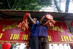 Sambut Imlek, Warga Kampung Limo Hias Gapura
