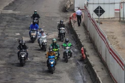 Jalan Berlubang dan Bergelombang di Rasuna Said Bahayakan Pengendara