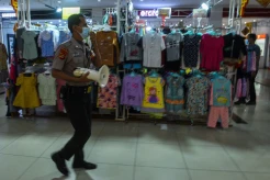 Patroli Protokol Kesehatan di Pusat Perbelanjaan