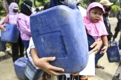 Tuntut Air Minum Layak, Warga Muara Angke Gelar Aksi Bawa Jerigen di Balai Kota Jakarta