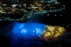 Warna-warni Bendera Ukraina Bersinar di Air Terjun Niagara