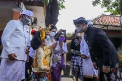 Kenakan Udeng, Anies Baswedan Hadiri Upacara Tawur Agung di Pura Aditya Jaya