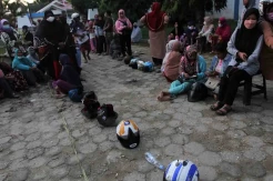 Antre Minyak Goreng Sejak Pukul 03.00 Dini Hari, Warga Pasang Helm Penanda Antrean