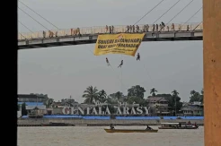 Pembentangan Spanduk Aksi Bersih Sungai Batanghari