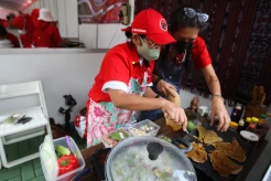 Aksi Ibu-ibu Kader PDIP Ikut Demo Masak Tanpa Minyak Goreng