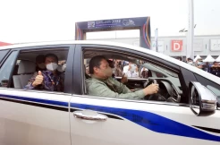 Buka IIMS Hybrid 2022, Menko Airlangga Jajal Innova EV Concept