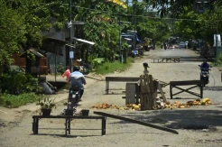 Jalan Rusak Tak Kunjung Diperbaiki, Warga Pattallassang Blokir Jalan