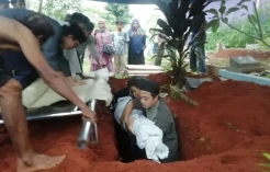 Penyanyi Dangdut Ona Sutra Nasution Dimakamkan di TPU Tanah Hehe